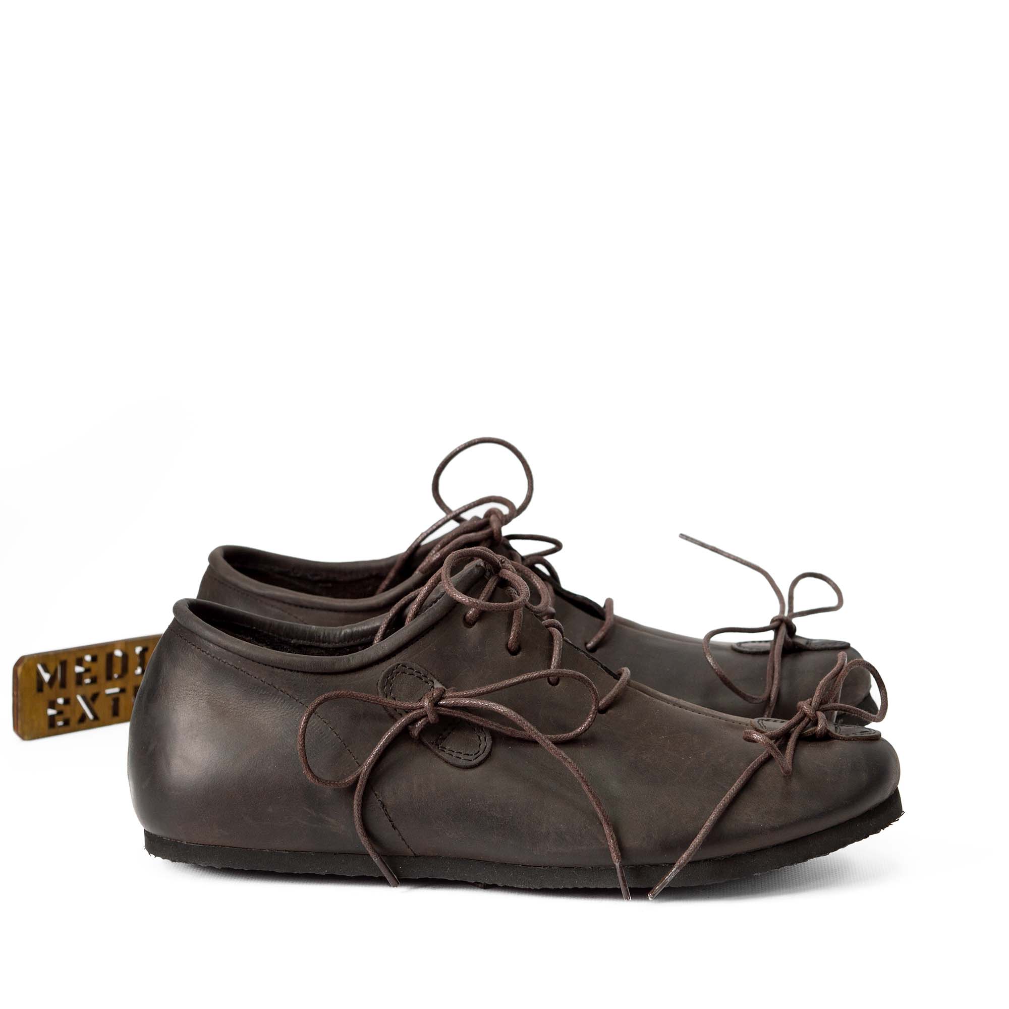 Battle shoes for armored combat side