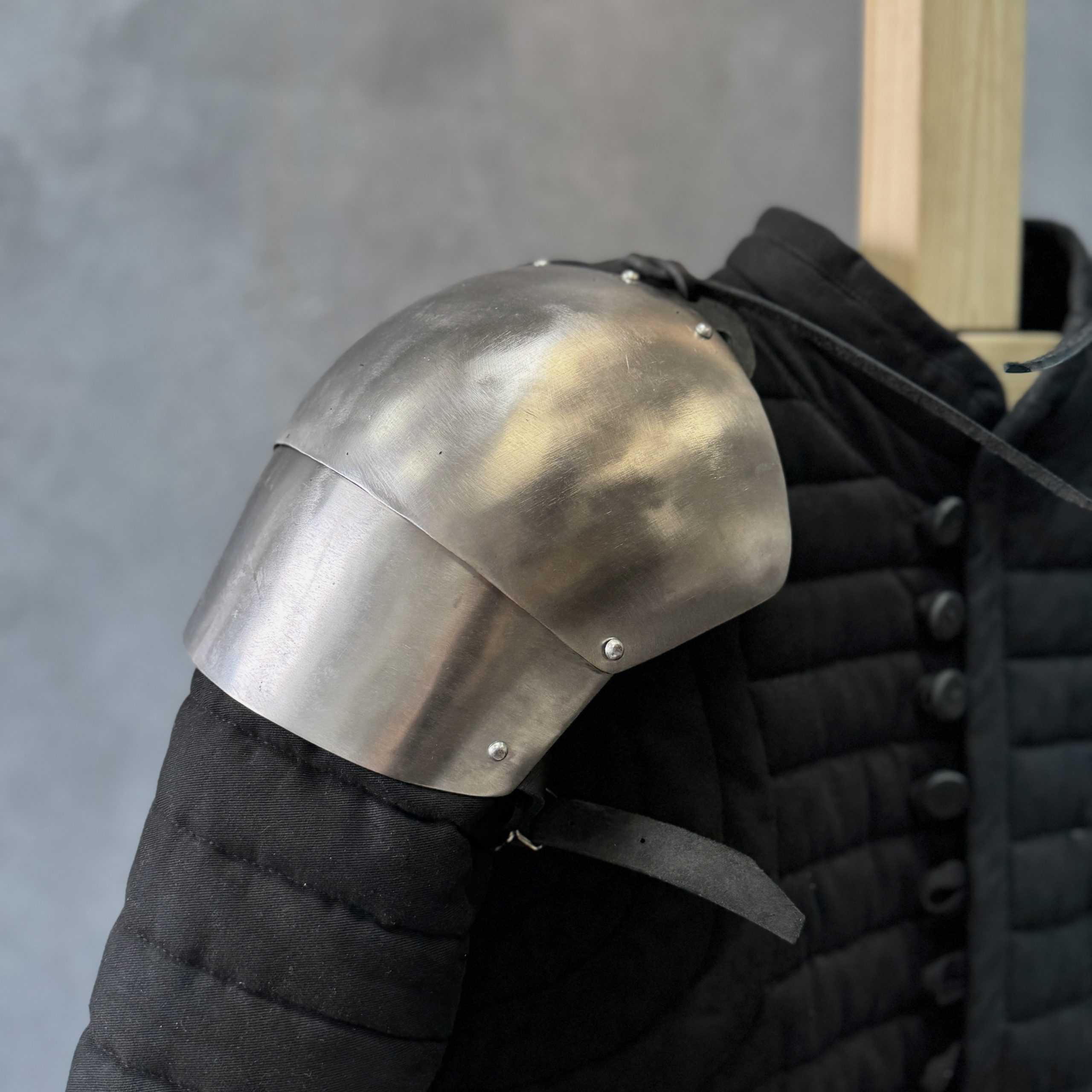 Two-piece spaulders for armored combat