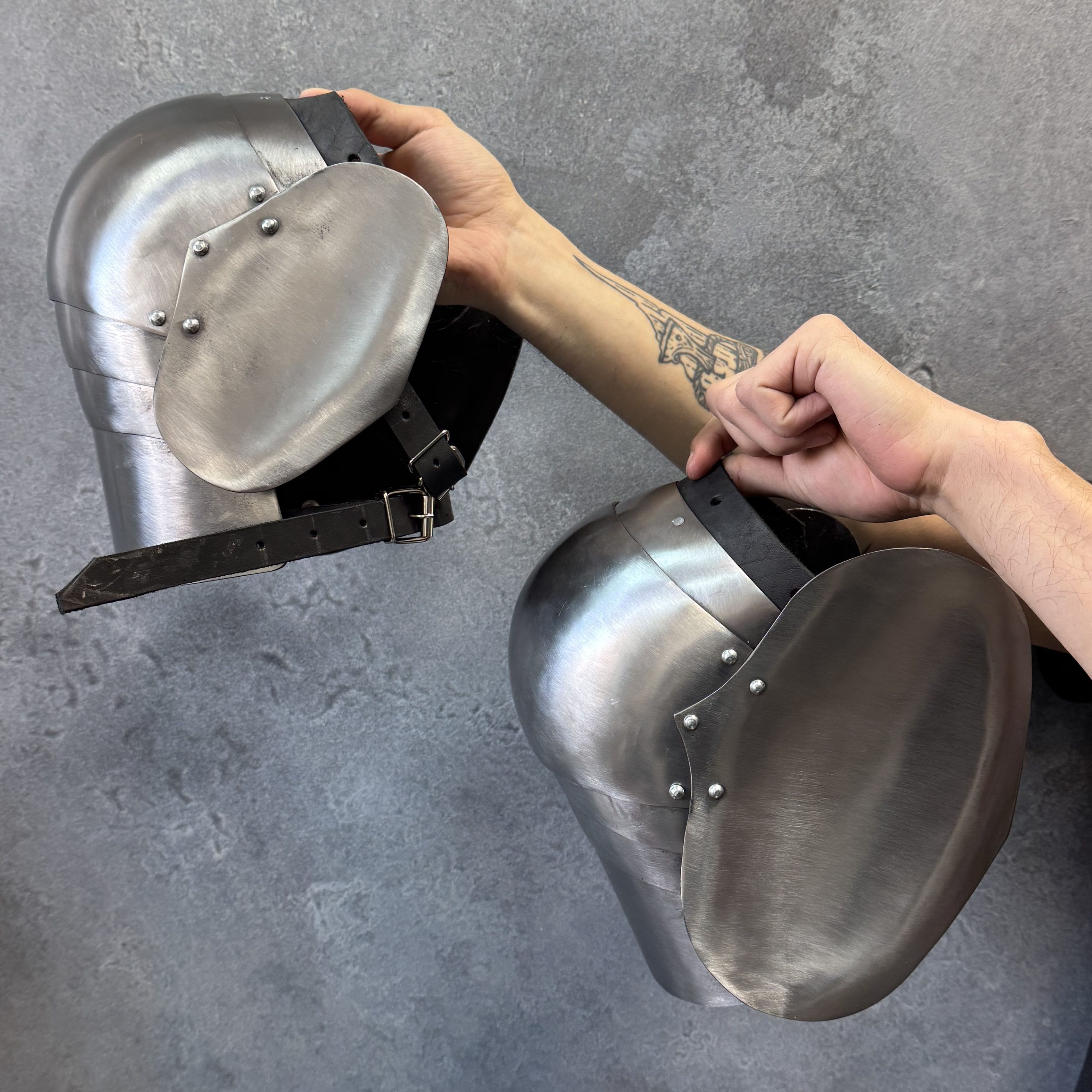 Hardened steel segment poleyns